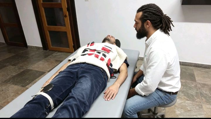Jorge aplicando una sesión de biomagnetismo con imanes terapéuticos