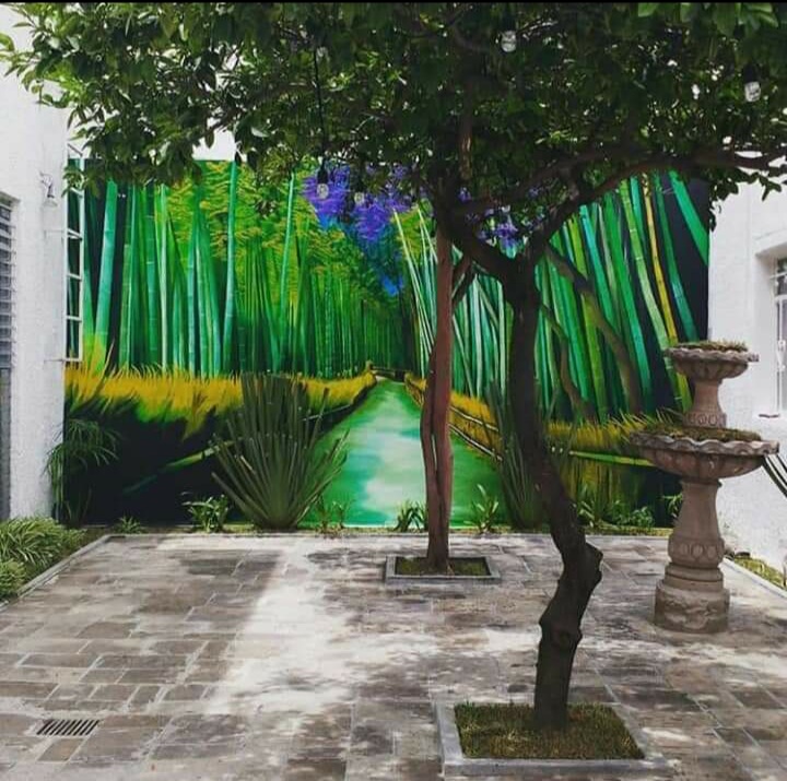 Mural de bosque de bambú terminado en un patio con fuente