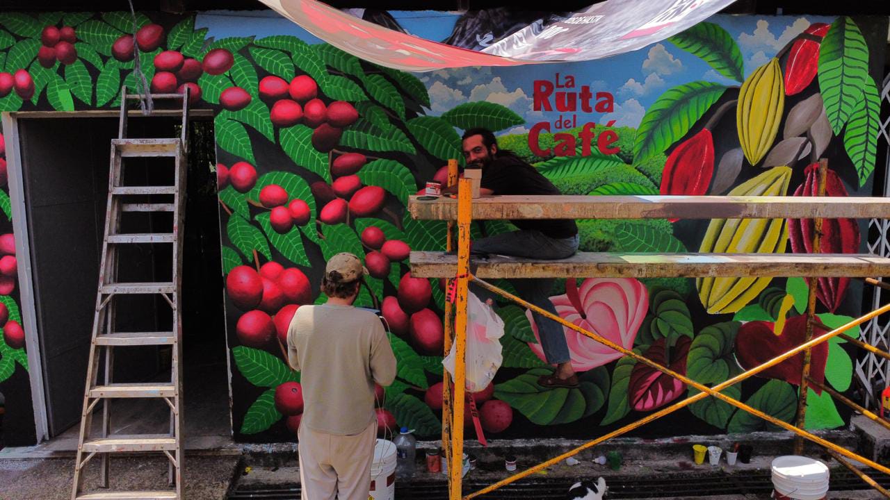 Jorge pintando un mural de gran formato sobre andamio