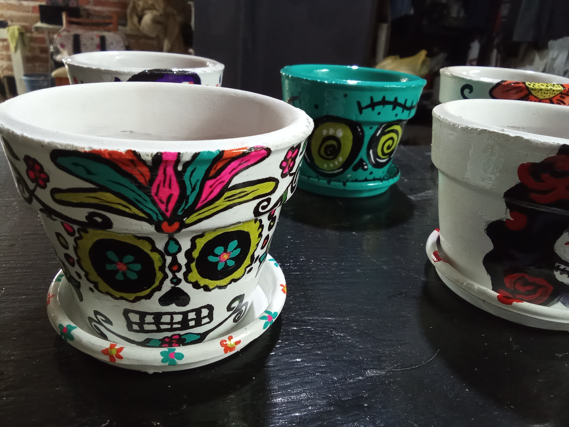 Macetas de barro pintadas a mano con catrinas y flores
